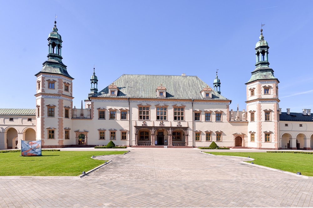 Dawny Pałac Biskupów Krakowskich w Kielcach; widok korpusu głównego, elewacja wschodnia; na zdjęciu barokowa rezydencja 