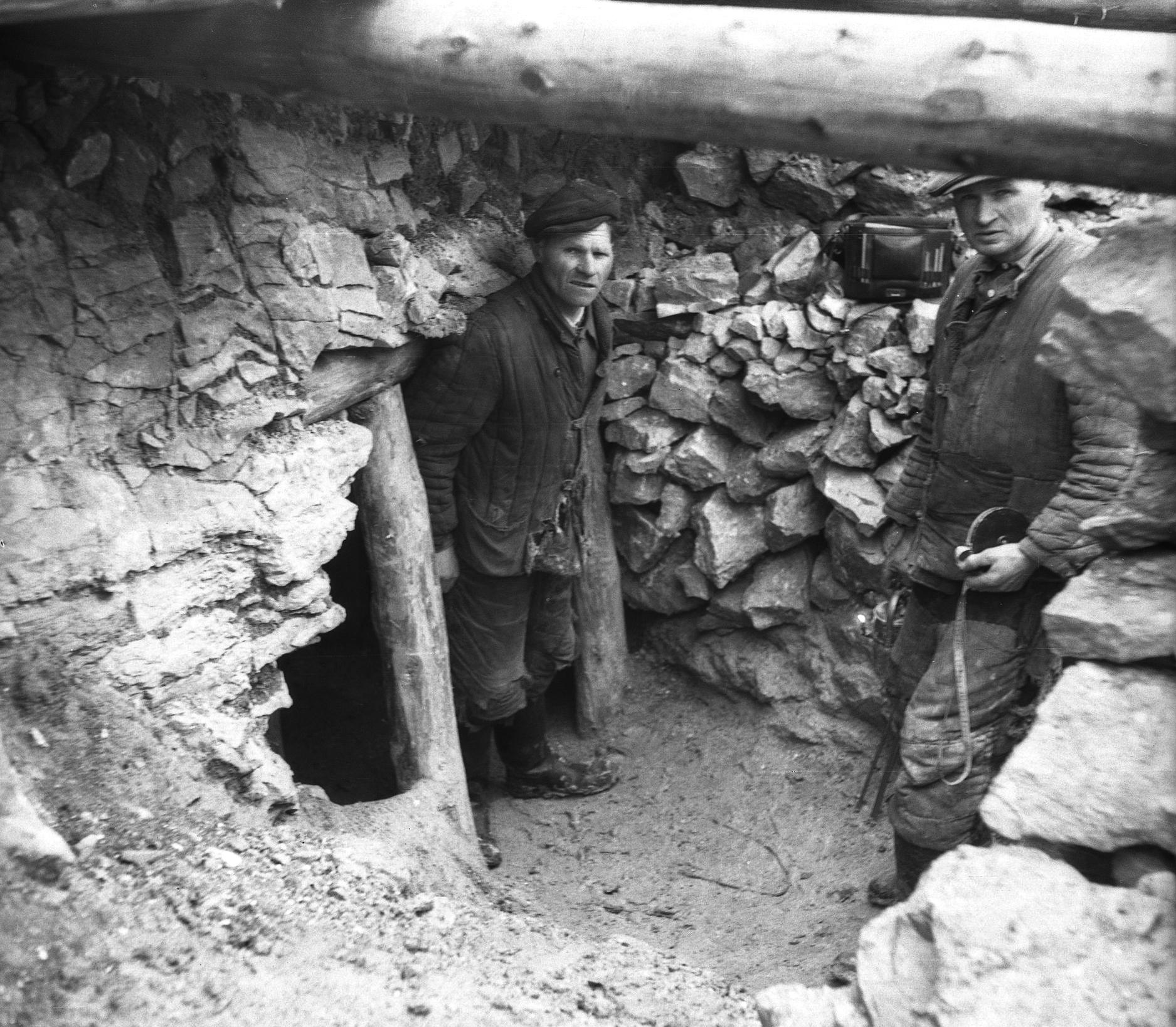 Strawczynek, eksploatacja barytu przez Spółdzielnię Pracy „Kopaliny Mineralne” w Kielcach, nadszybie z ręcznym kołowrotem, 1954, fot. J. Fijałkowski, MNKi/Pf/429