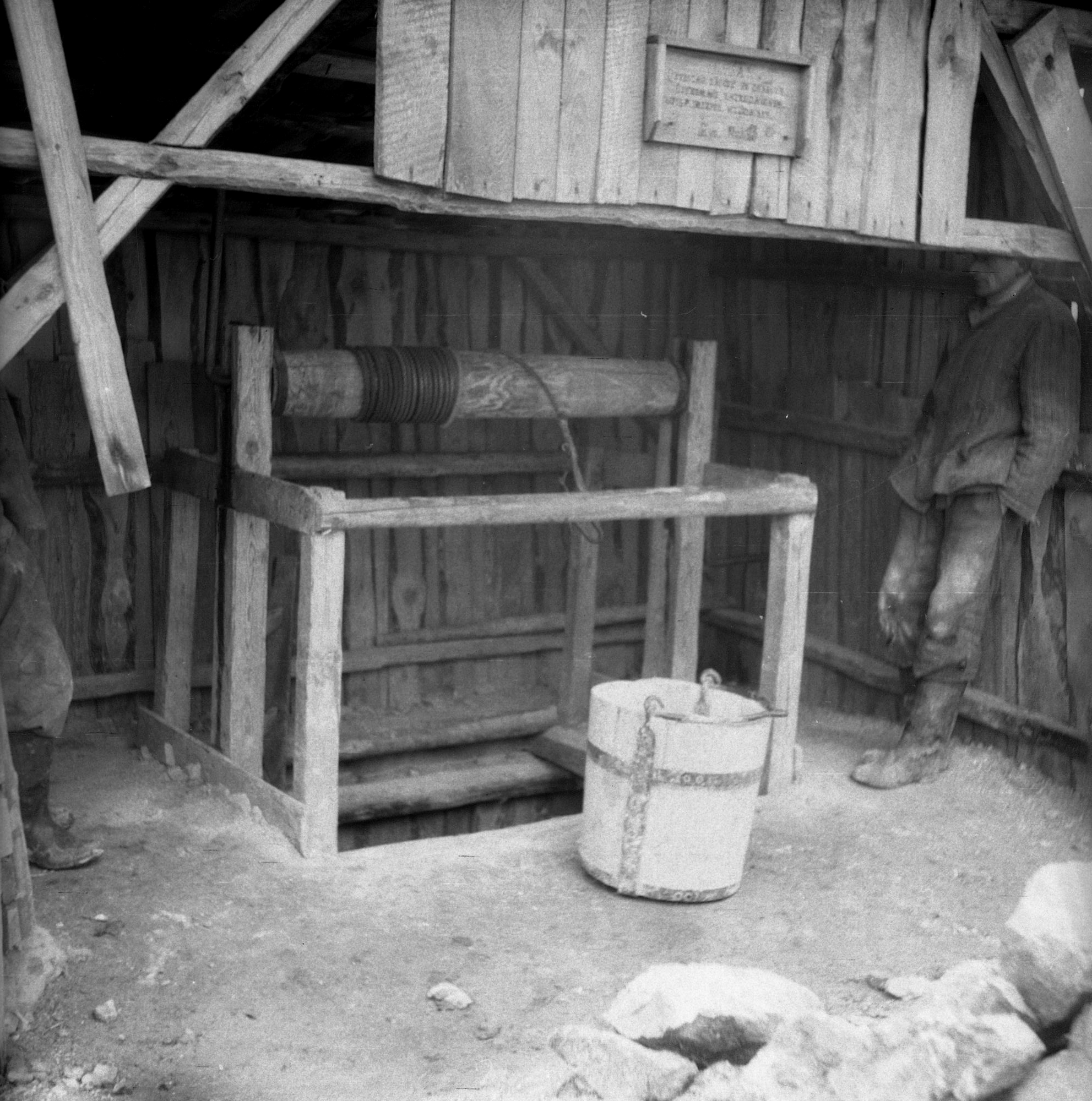 Strawczynek, eksploatacja barytu przez Spółdzielnię Pracy „Kopaliny Mineralne” w Kielcach, nadszybie z ręcznym kołowrotem, 1954, fot. J. Fijałkowski, MNKi/Pf/429