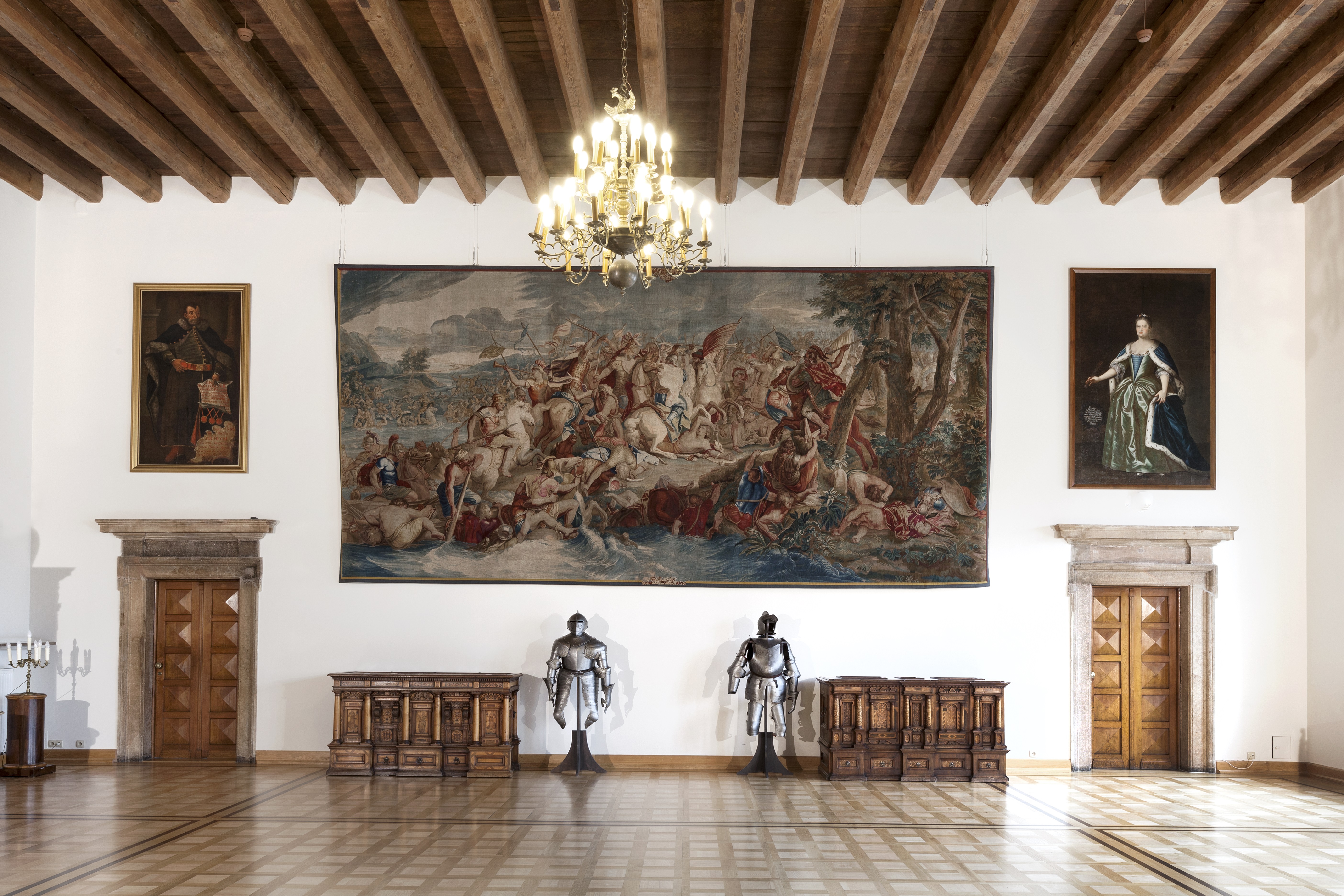 Wnętrze dużej sali z imponującym obrazem na ścianie, który wzbogaca przestrzeń wizualnie