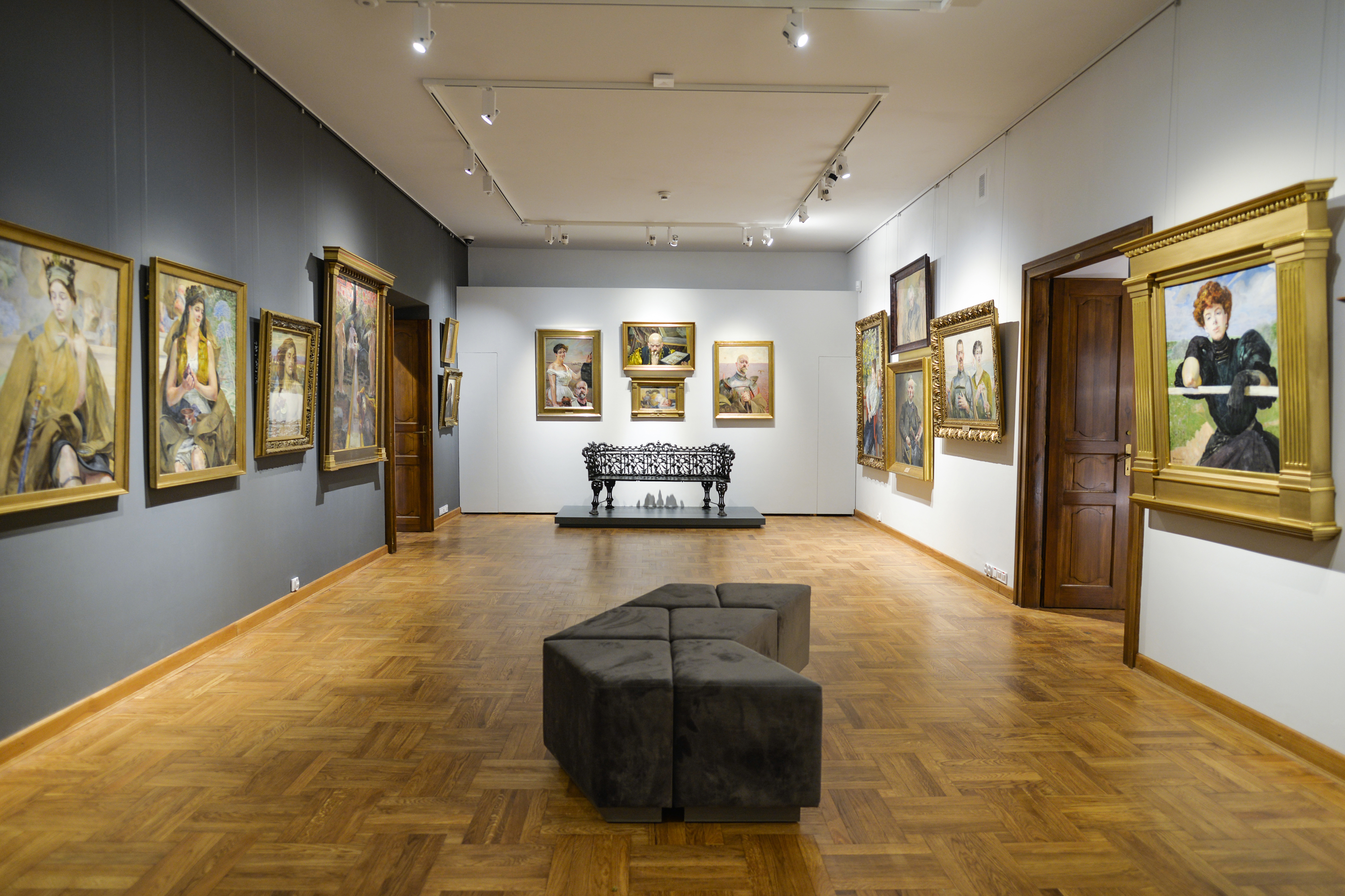 Sala z ekspozycją stałą w Galerii Malarstwa Polskiego i Europejskiej Sztuki Zdobniczej