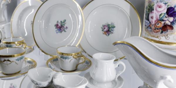 Talerze w muzealnej galerii