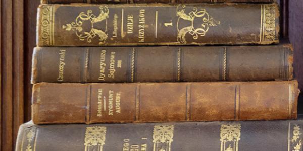 Grzbiety książek z epoki