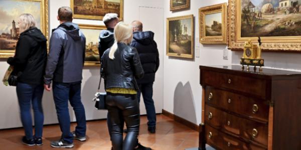 Zwiedzający ekspozyję muzealną