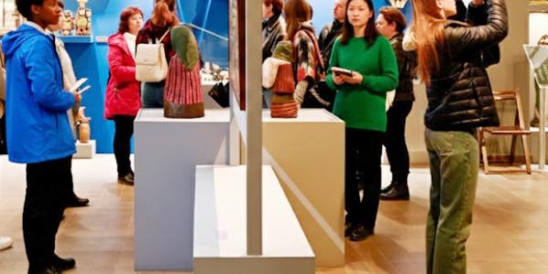 Zwiedzający wystawę ludzie