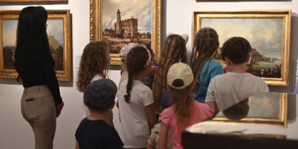 Dzieci zwiedzają galerię