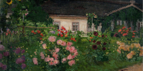 Malarstwo realistyczne przedstawiające letni ogród przed wiejskim domem. Na pierwszym planie widać bujne kępy kwiatów w odcieniach różu, fioletu, czerwieni i żółci. W tle znajduje się parterowy, biały budynek o tradycyjnej architekturze z ciemnym, spadzistym dachem i widocznymi oknami. Całość skąpana w miękkim świetle, utrzymana w nasyconych odcieniach zieleni i ciepłych barwach kwiatów.
