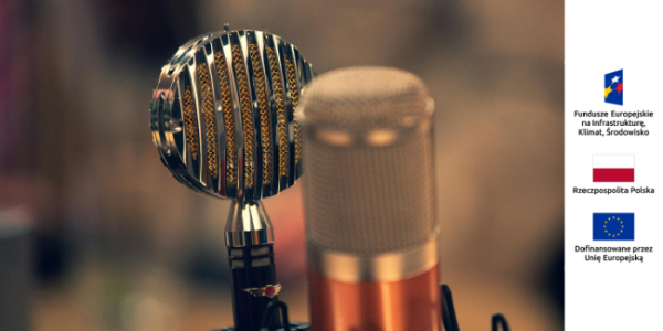 Dwa mikrofony (vintage i studyjny) na rozmytym tle; po prawej loga funduszy