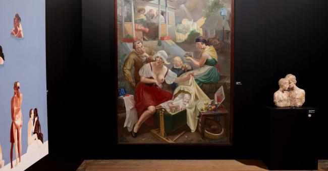 Fotografia sali muzealnej z dużym klasycznym obrazem, popiersiem i malowidłem na bocznej ścianie