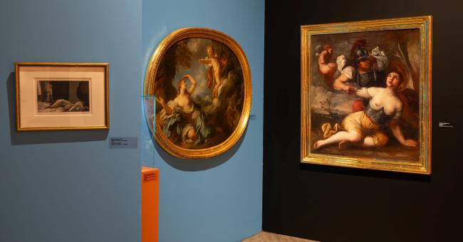 Fotografia sali galerii: trzy oprawione obrazy na niebiesko-czarnym tle