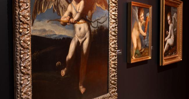 Galeria z klasycznymi obrazami; zbliżenie na anioła w złotej ramie