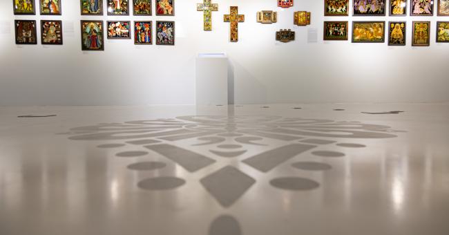 Fotografia wystawy: obrazy na ścianie 