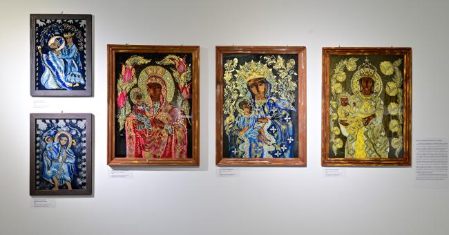 Pięć malowanych ikon religijnych malowanych na szkle w ozdobnych ramach na białej ścianie galerii