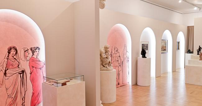 Fotografia galerii: arkady z różowym oświetleniem i klasyczne rzeźby