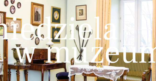 Fotografia historycznego salonu muzealnego z drewnianymi meblami, portretami i jasnym oknem