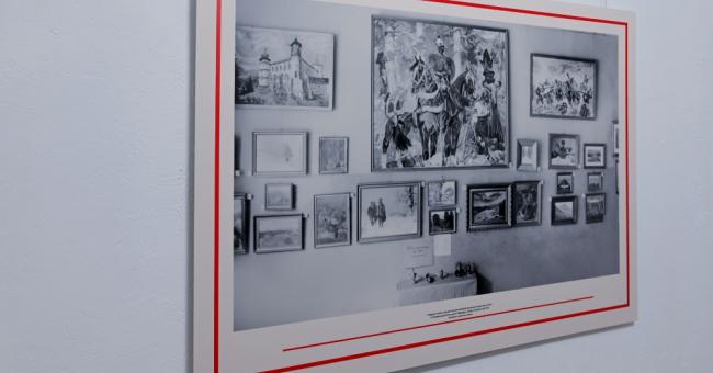 Oprawiona czarno-biała fotografia-kolaż z wieloma mniejszymi zdjęciami i czerwonym obramowaniem