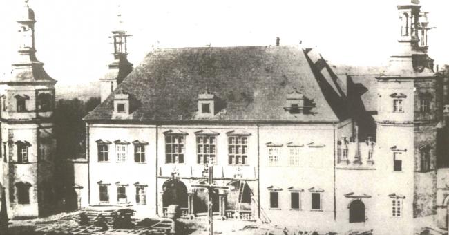 Pałac Biskupów Krakowskich. Elewacja frontowa w czasie remontu prowadzonego w latach 1861-1863