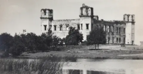 Fot. Jan Kłodawski, „Zamczysko Tarłów”, papier fotograficzny, Polska, Podzamcze Piekoszowskie, 1934