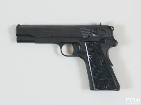 Czarny półautomatyczny pistolet na białym tle