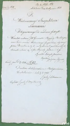 Fotografia starego rękopisu z kursywą na kremowym papierze i zielonym marginesem