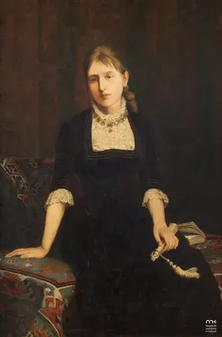 Portret malarski siedzącej kobiety w czarnej sukni z koronkowym kołnierzem, na wzorzystej sofie.