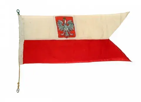 Fotografia historycznej chorągwi biało-czerwonej z orłem w tarczy i klinowym końcem