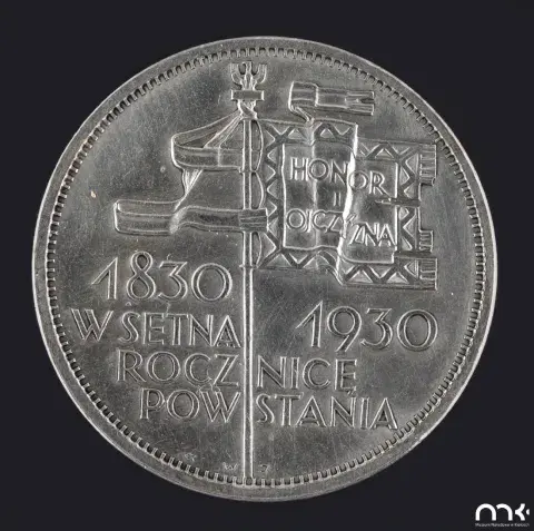 Fotografia srebrnej monety pamiątkowej (1830–1930) z flagami i krzyżem