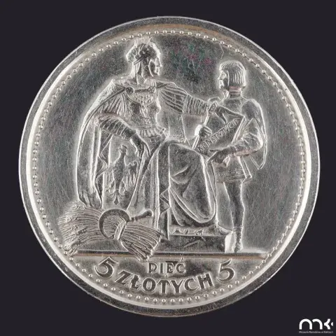 Fotografia srebrnej monety 5 złotych (1916) z dwiema alegorycznymi postaciami