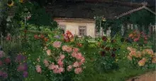 Malarstwo realistyczne przedstawiające letni ogród przed wiejskim domem. Na pierwszym planie widać bujne kępy kwiatów w odcieniach różu, fioletu, czerwieni i żółci. W tle znajduje się parterowy, biały budynek o tradycyjnej architekturze z ciemnym, spadzistym dachem i widocznymi oknami. Całość skąpana w miękkim świetle, utrzymana w nasyconych odcieniach zieleni i ciepłych barwach kwiatów.