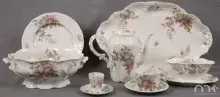 Fotografia: biała porcelanowa zastawa herbaciana z różowymi kwiatami