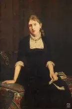 Portret malarski siedzącej kobiety w czarnej sukni z koronkowym kołnierzem, na wzorzystej sofie.