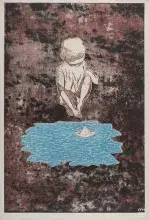 Grafika: skulone dziecko nad niebieską kałużą z papierową łódką, ciemne tło