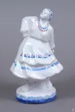 Dekoracyjna porcelanowa figurka kobiety w białej sukni z niebiesko-czerwonymi zdobieniami