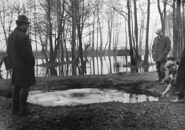 Naturalny wypływ ropy w „Smoczym Dole”. Wójcza k. Stopnicy, 1965 r., fot. J.Fijałkowsk