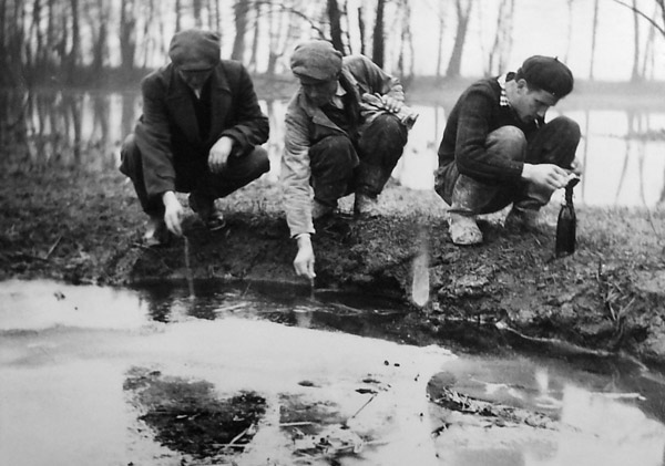 Naturalny wypływ ropy w „Smoczym Dole”. Wójcza k. Stopnicy, 1965 r., fot. J.Fijałkowsk