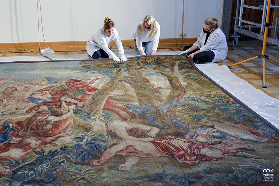 Powrót tapiserii po konserwacji