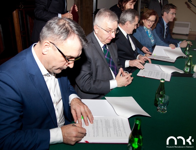 Muzeum w Wiślicy oddziałem Muzeum Narodowego w Kielcach - podpisanie dokumentów