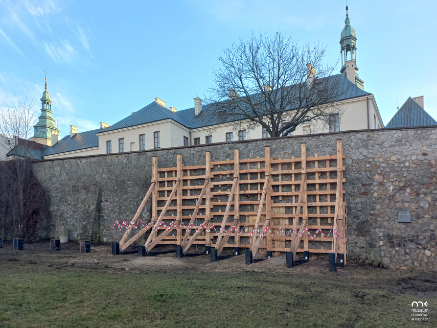 Mur okalający Dawny Pałac Biskupów Krakowskich po zabezpieczeniu 