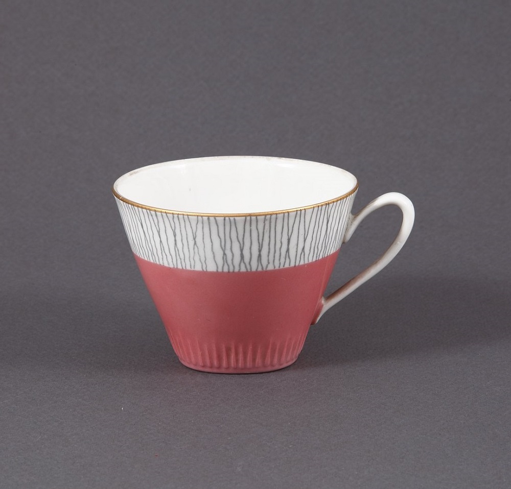 Filiżanka do kawy z serwisu Carry, proj. Wincenty Potacki, 1959, porcelana, malowanie natryskowe i ręczne, złocenie