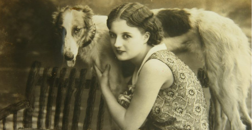 Pocztówka: kobieta z psem, Polska, 1935–1939, dar Krzysztofa Durleja