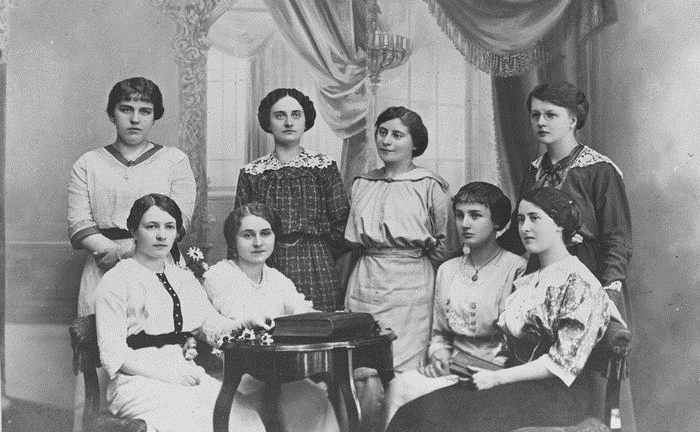 Fot. Uczennice żeńskiej pensji Marii Krzyżanowskiej, Kielce, ok. 1917