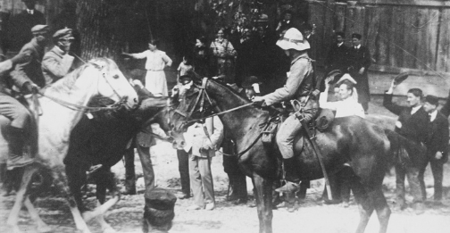 Fot. Komendant Józef Piłsudski odbiera raport Czesława Bankiewicza na Krakowskiej Rogatce podczas pierwszego wejścia Batalionu Kadrowego do Kielc 12 sierpnia 1914 roku