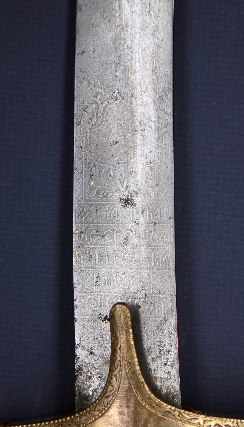 Karabela, stal damasceńska, blacha mosiężna, złoto, masa perłowa, drewno, skóra, Persja, Isfahan, XVII/XVIII w.