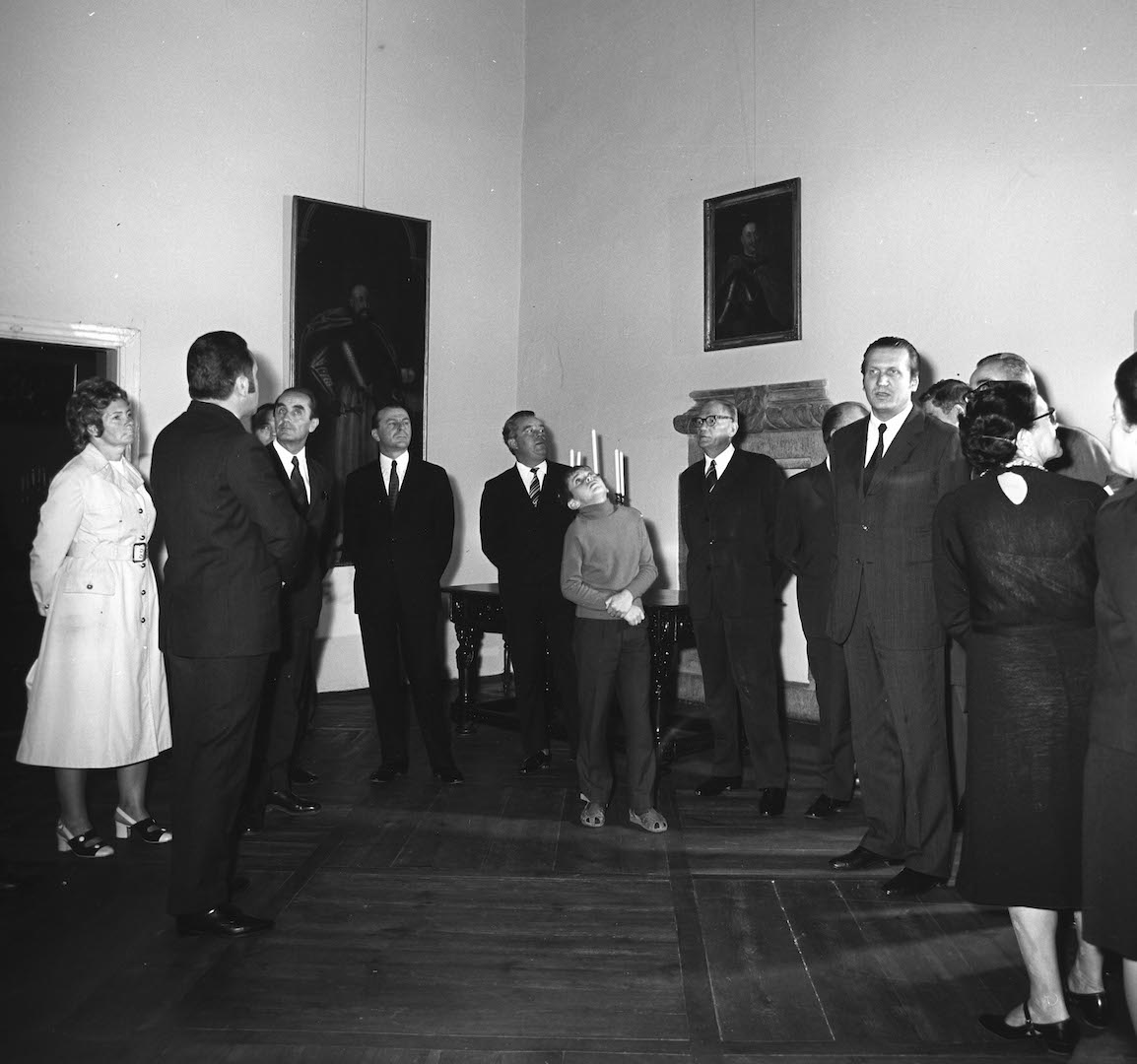 Pracownicy Muzeum Świętokrzyskiego podczas otwarcia pierwszych wystaw w pałacu kieleckim, 18.09.1971