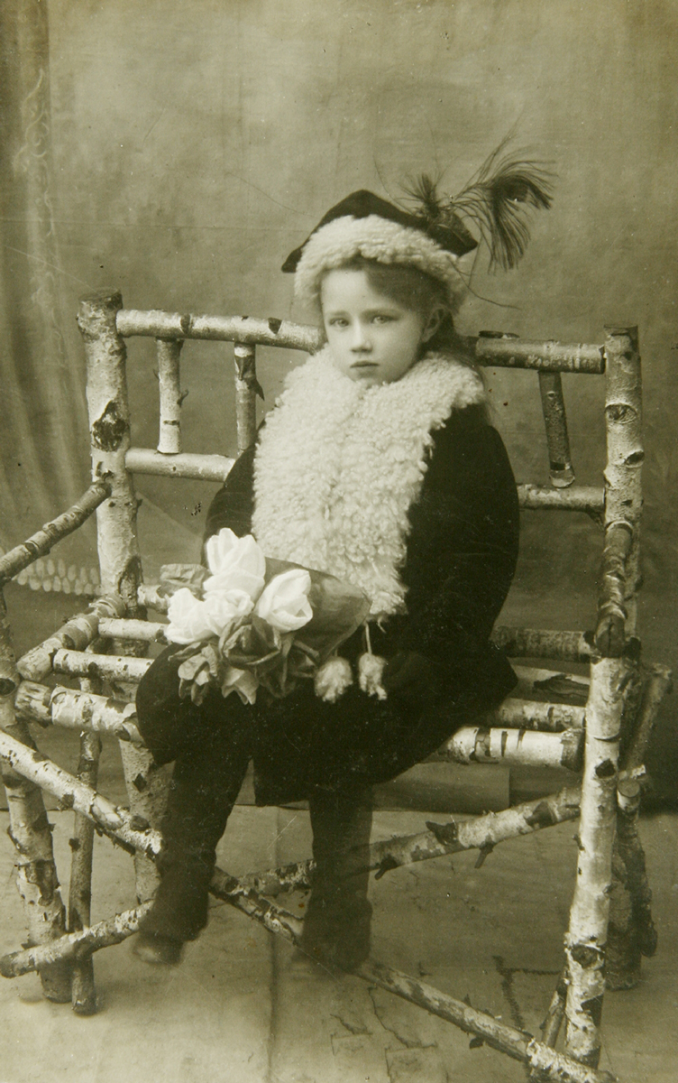 Portret dziewczynki w atelier, autor nieznany, papier fotograficzny, ok. 1920