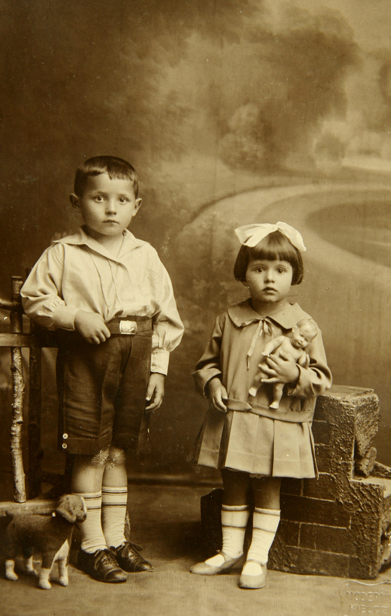 Portret dwojga dzieci, Zakład Fotograficzny „Moderne”, Polska, Kielce, ok. 1920