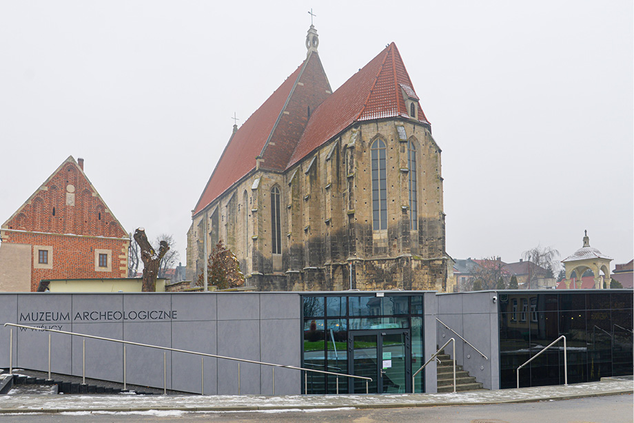 Muzeum Archeologiczne w Wiślicy, Widok od strony Rynku, na pierwszym planie zmodernizowana siedziba muzeum, na drugim bazylika w Wiślicy 