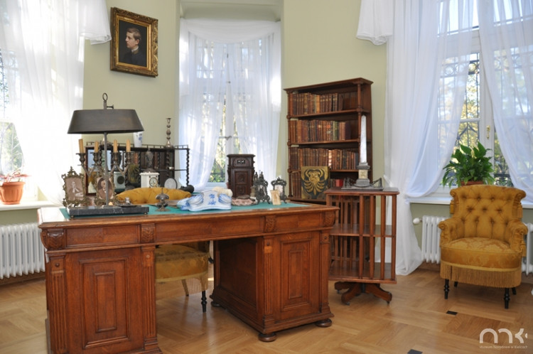 Wnętrze Pałacyku w Oblęgorku, gabinet pisarza, na zdjęciu biurko, pamiątki po pisarzu