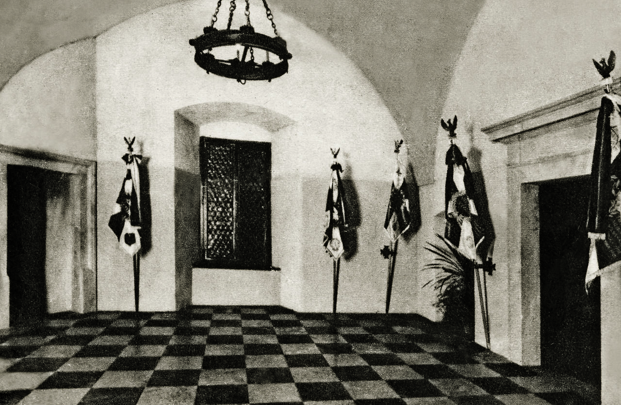 Sala Sztandarowa w latach 1938-1939, pocztówka ze zbiorów Działu Historii MNKi